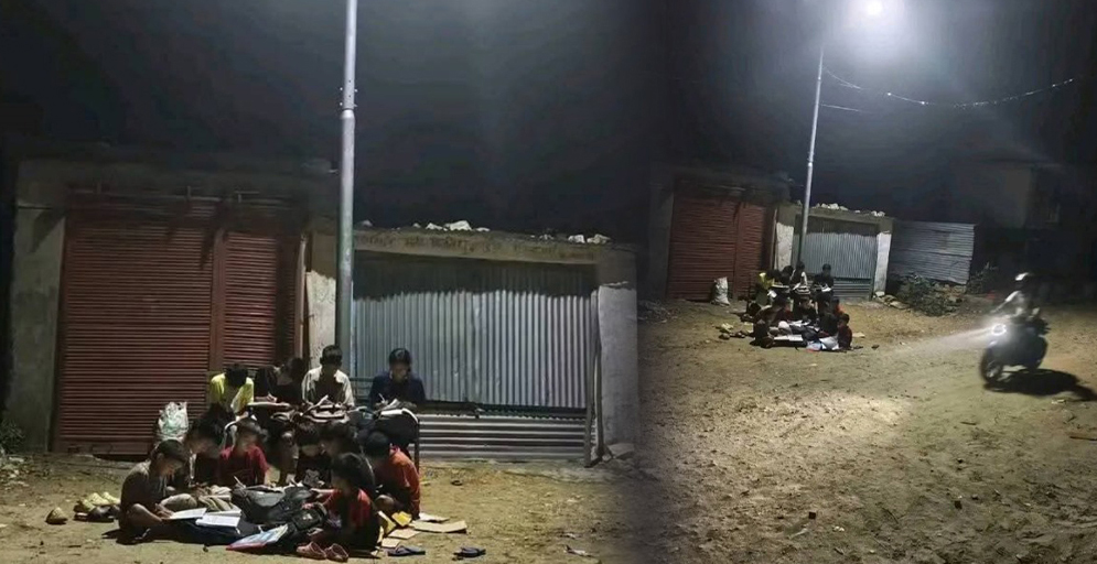 अछाममा प्राधिकरणले घरको लाइन काटिदिएपछि सडकमा पढ्दै बालबालिका